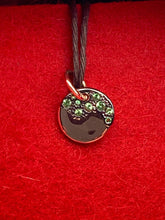Dodo Precious Tag Charm aus 9 Karat Gold mit Tsavoriten, eleganter Schmuckanhänger mit Edelsteinen.
