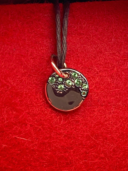 Dodo Precious Tag Charm aus 9 Karat Gold mit Tsavoriten, eleganter Schmuckanhänger mit Edelsteinen.