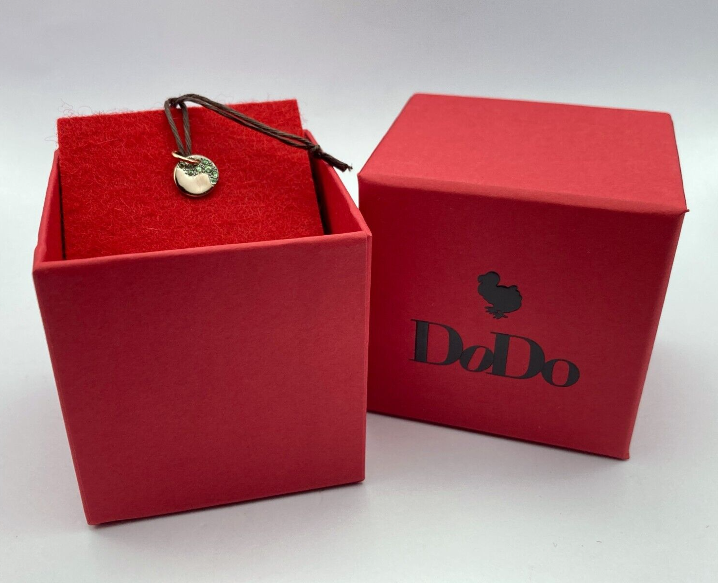 Dodo Precious Tag Charm aus 9 Karat Gold mit Tsavoriten, elegantes Schmuckstück für Damen, Nahaufnahme der Anhängerkette