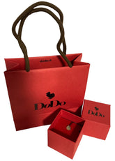 Dodo Precious Tag Charm aus 9 Karat Gold mit Tsavoriten, elegantes Schmuckstück mit filigranem Design und funkelnden Edelsteinen