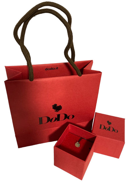 Dodo Precious Tag Charm aus 9 Karat Gold mit Tsavoriten, elegantes Schmuckstück mit filigranem Design und funkelnden Edelsteinen