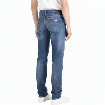 Herren-Jeans von Emporio Armani J21, Regular Fit, blaue Denim, W31/L34, sichtbare Nähte und klassische Passform.