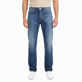 Emporio Armani J21 Herren Jeans im Regular Fit, blaue Denim mit W31/L34, sichtbar auf einem modelierten Bild.