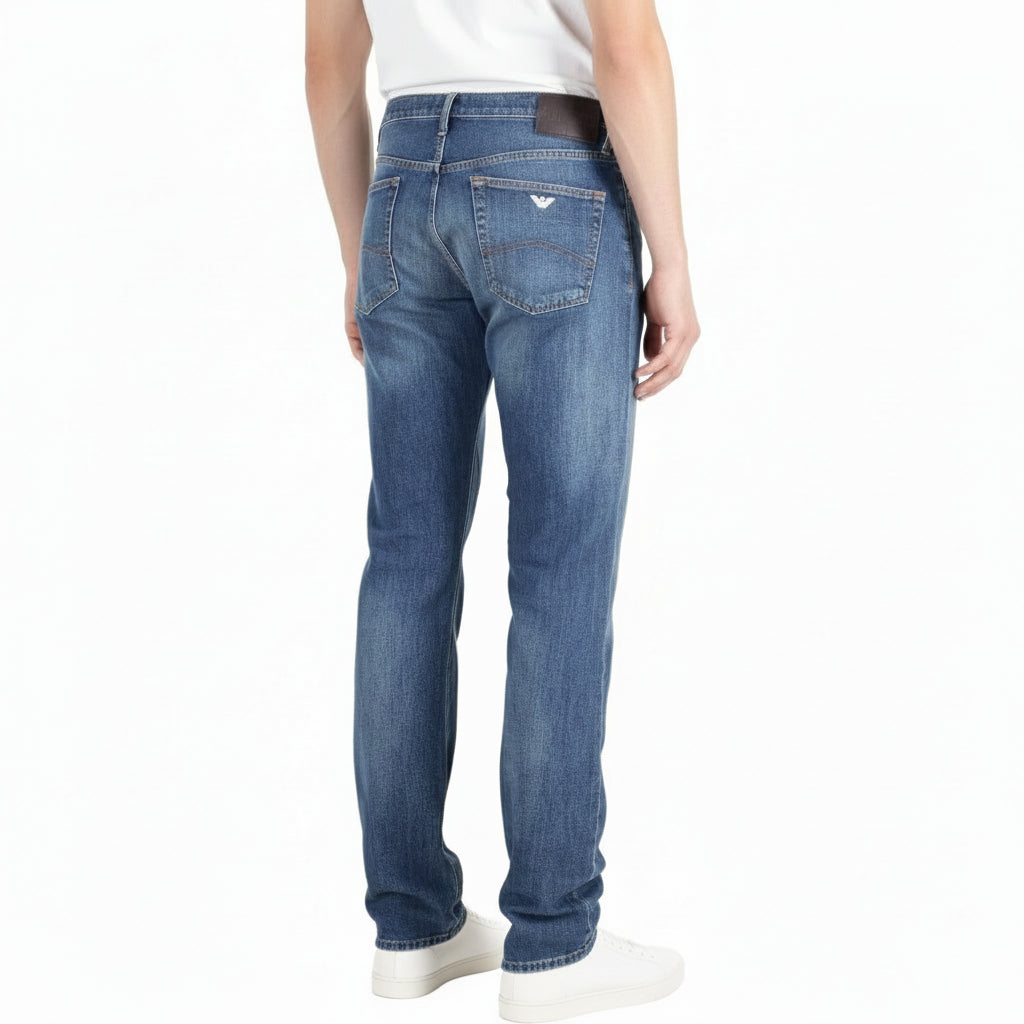Herren-Jeans von Emporio Armani J21 in Blau, Regular Fit mit W34/L34, detailreiche Nahaufnahme der Denim-Textur