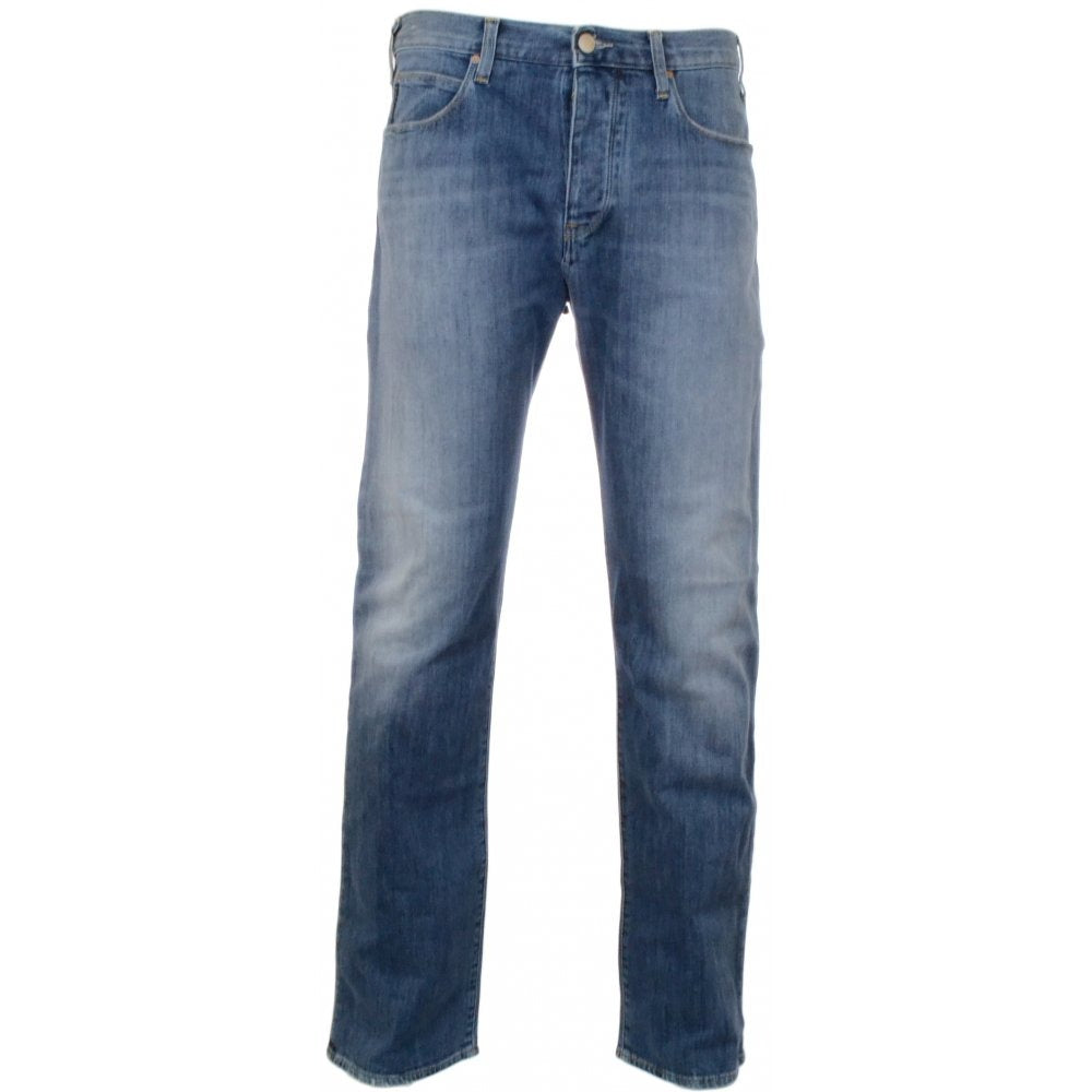 Blaue, ausgebleichte Herren-Jeans von Emporio Armani mit gerader Beinlinie, W33/L34, auf einem weißen Hintergrund.
