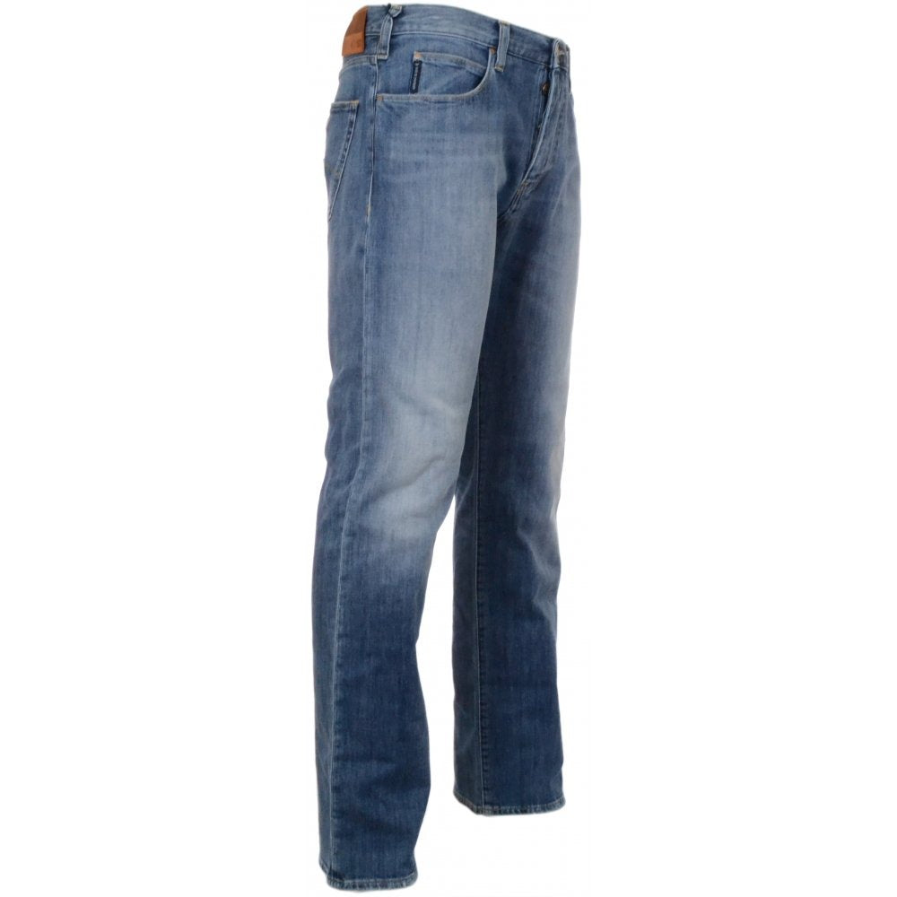 Blaue ausgewaschene Herren-Jeans von Emporio Armani mit gerader Passform, Größe W33/L34, auf einem Model getragen.