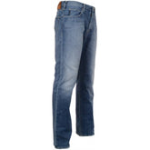 Blaue ausgewaschene Herren-Jeans von Emporio Armani mit gerader Passform, Größe W33/L34, auf einem Model getragen.