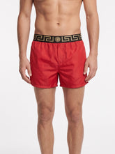 Versace Boxer Rot mit Greca-Muster — on model