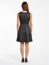 Emporio Armani Kleid Schwarz mit Muster — on model