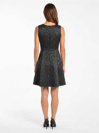 Emporio Armani Kleid Schwarz mit Muster — on model