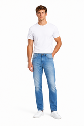 Armani Jeans J45 Herrenjeans Slim Fit Blau (3Y6J45 6D14Z) — on model
