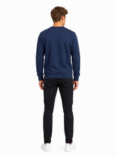 Calvin Klein Jeans Sweatshirt Marineblau — on model