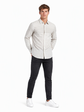 Emporio Armani Herrenhemd Weiß Gestreift — on model