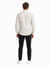 Emporio Armani Herrenhemd Weiß Gestreift — on model