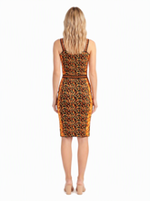 Versace Kleid Blumenmuster Orange Schwarz — on model