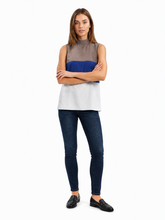 Emporio Armani R2K51T R9802 010 R1 Ärmellose Bluse Mehrfarbig — on model
