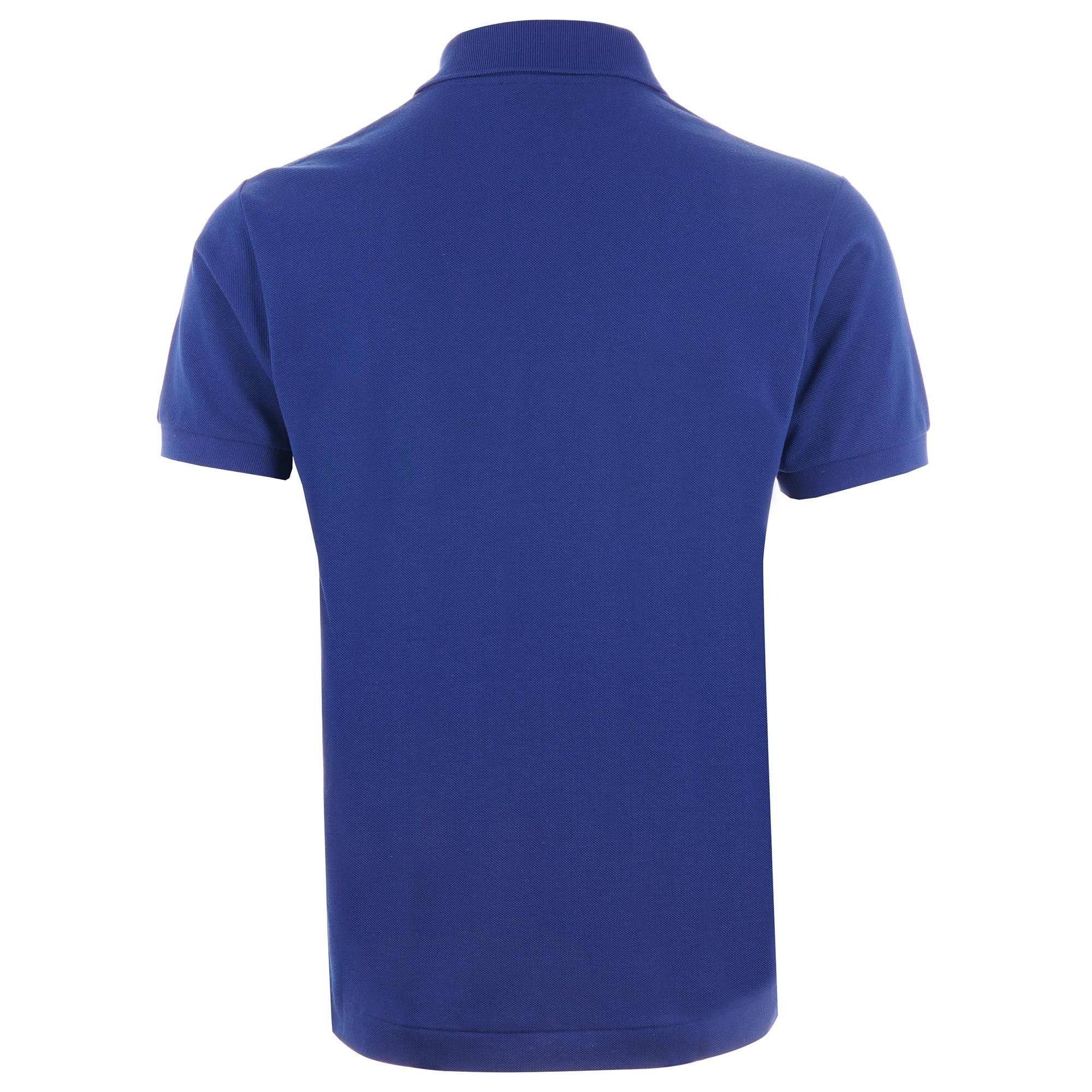 Herren Poloshirt von Lacoste Oceane in Hellblau, mit typischem Krokodil-Logo auf der Brust, bequemes Casual-Design.