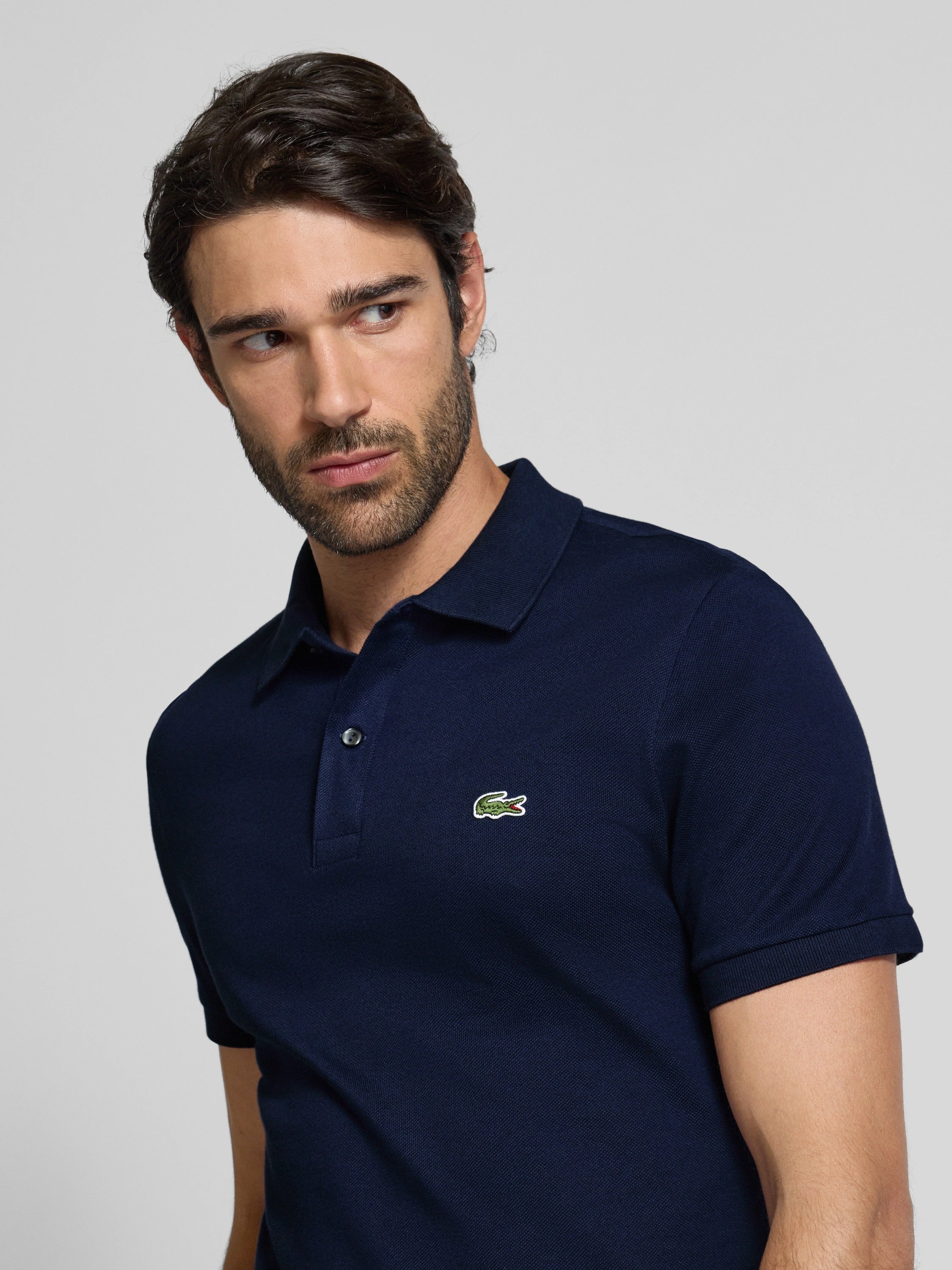 Weißes Lacoste Poloshirt für Herren im Slim Fit mit Krokodilleder-Logo, bequem und stilvoll für den Alltag.