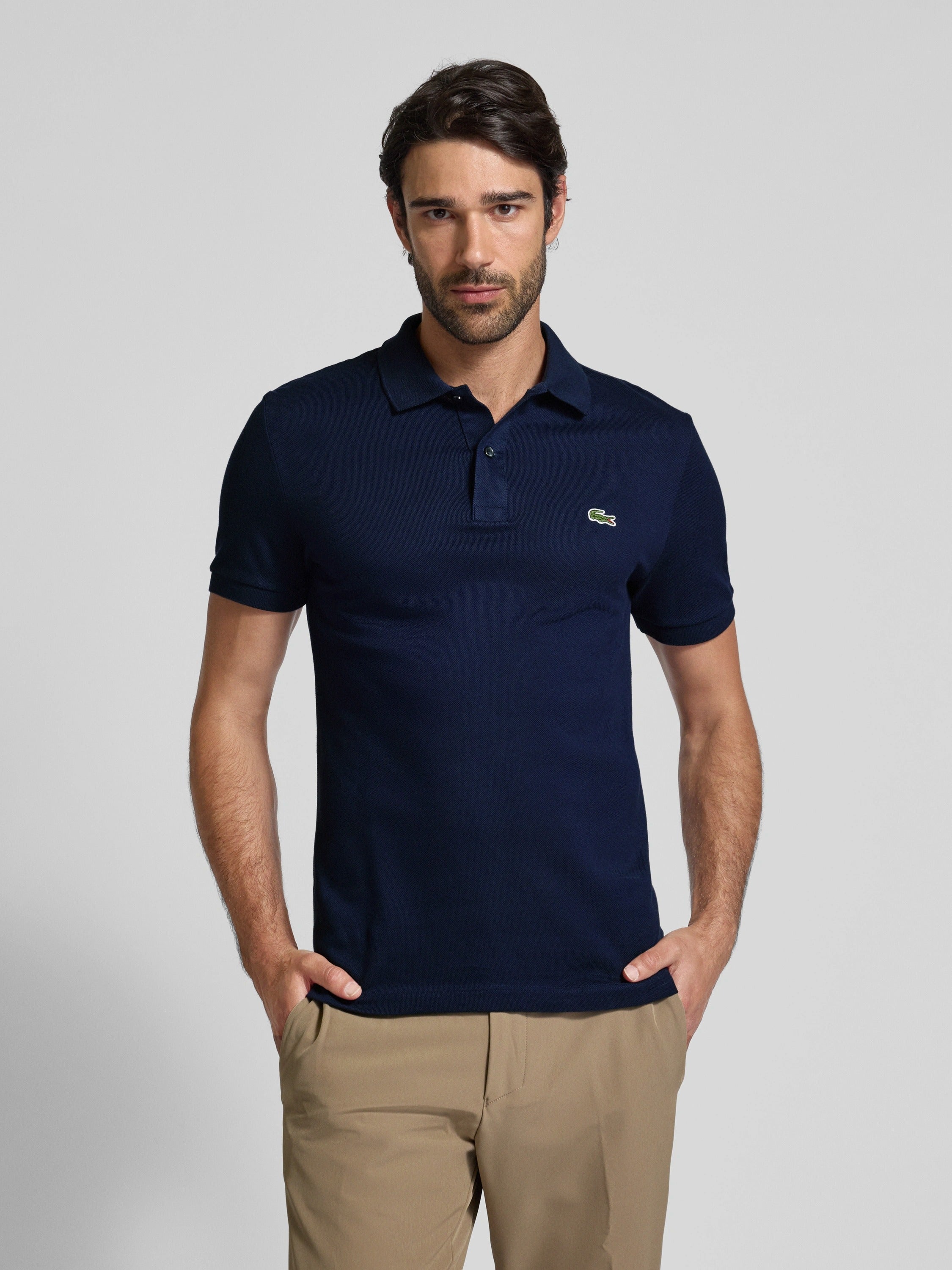 Lacoste Poloshirt Herren Slim Fit in Weiß, kurzärmelig, mit typischem Krokodil-Logo auf der Brust, elegante und bequeme Passform