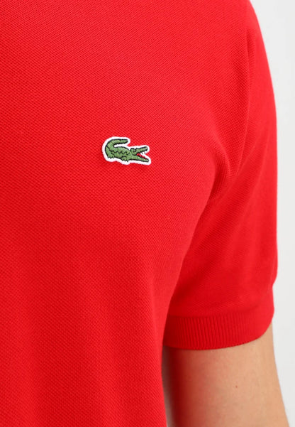 Rotes Lacoste Poloshirt für Herren mit klassischem Kragen und Logo-Stickerei auf der Brust, aus Baumwolle gefertigt.