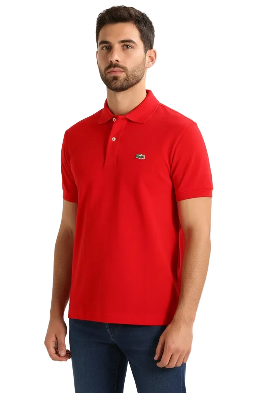 Rotes Lacoste L.12.12 Poloshirt für Herren aus Baumwolle mit typischem Krokodil-Logo sichtbar auf der Brust.