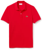 Rotes Lacoste L.12.12 Poloshirt für Herren mit klassischem Kragen und Logo-Stickerei, auf einem weißen Hintergrund gezeigt