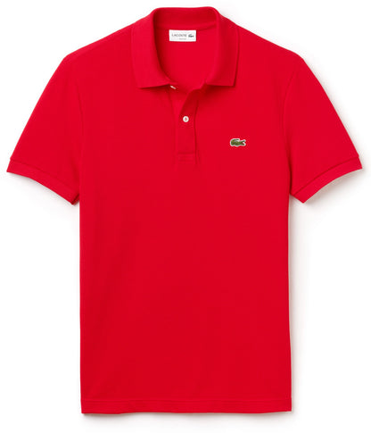 Rotes Lacoste L.12.12 Poloshirt für Herren mit klassischem Kragen und Logo-Stickerei, auf einem weißen Hintergrund gezeigt