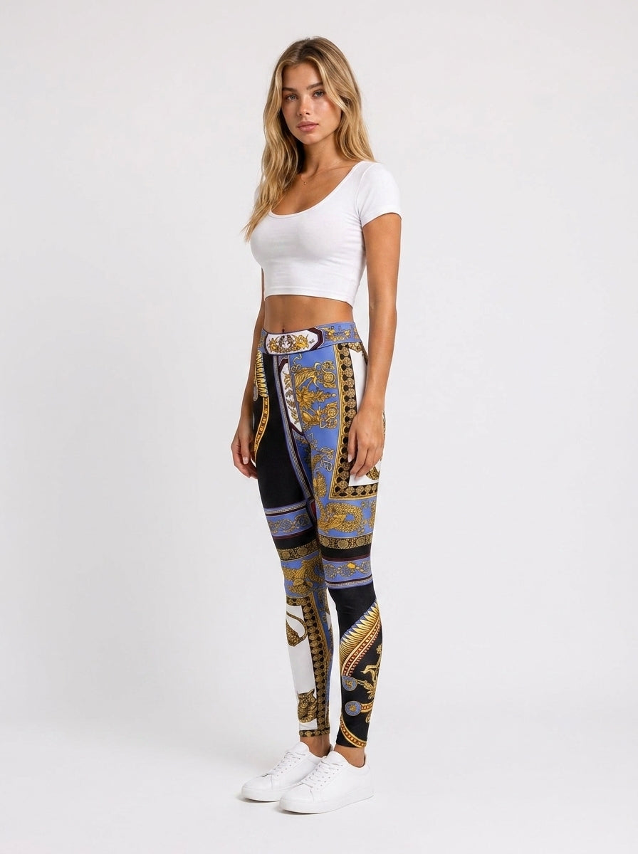 Versace Damenleggings Barock Blau Gold Schwarz — on model