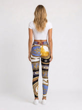 Versace Damenleggings Barock Blau Gold Schwarz — on model
