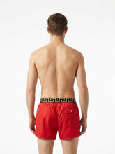 Versace Boxer Rot mit Greca-Muster — on model