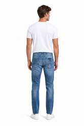 Armani Jeans J45 Herrenjeans Slim Fit Blau (3Y6J45 6D14Z) — on model
