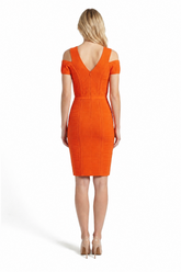 Versace Kleid Orange mit Schulterdetails — on model