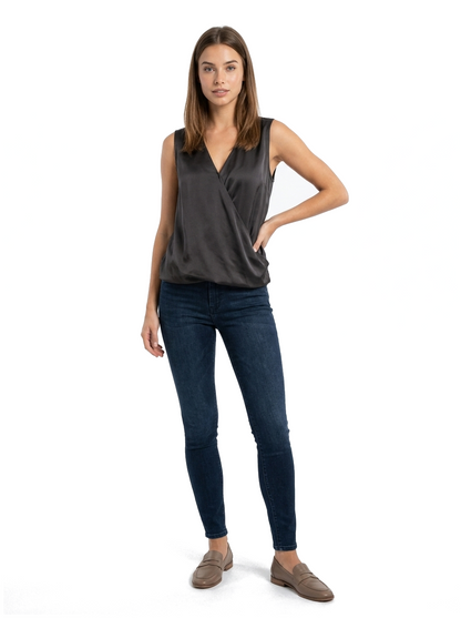 Armani Jeans Wickel-Top Schwarz — on model