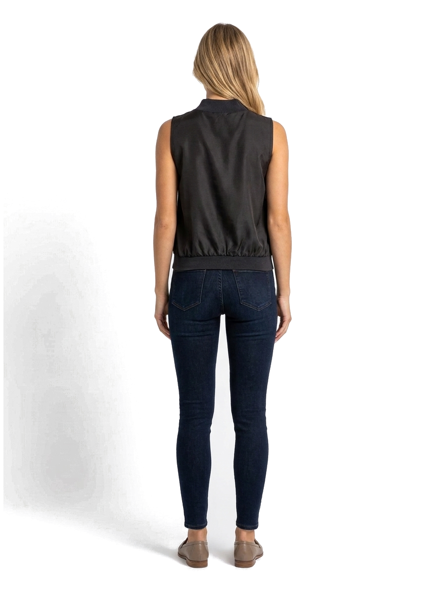 Emporio Armani Top Schwarz Ärmellos — on model