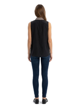 Emporio Armani R2K51T R9802 010 R1 Ärmellose Bluse Mehrfarbig — on model