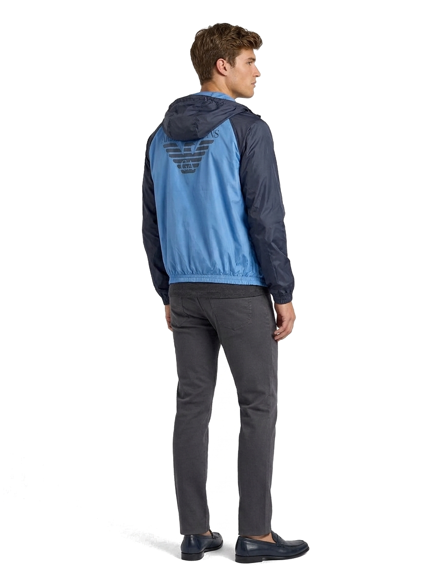 Armani Jeans Herrenjacke Windbreaker wendbar mit Kapuze Blau Schwarz — on model