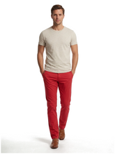 Armani Jeans Herrenhose Rot — on model