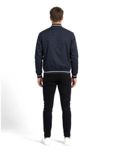Armani Jeans Schlanke, leichte marineblaue Jacke — on model