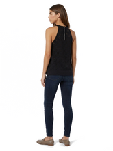 Emporio Armani Stricktop Schwarz mit Lochstrickmuster — on model