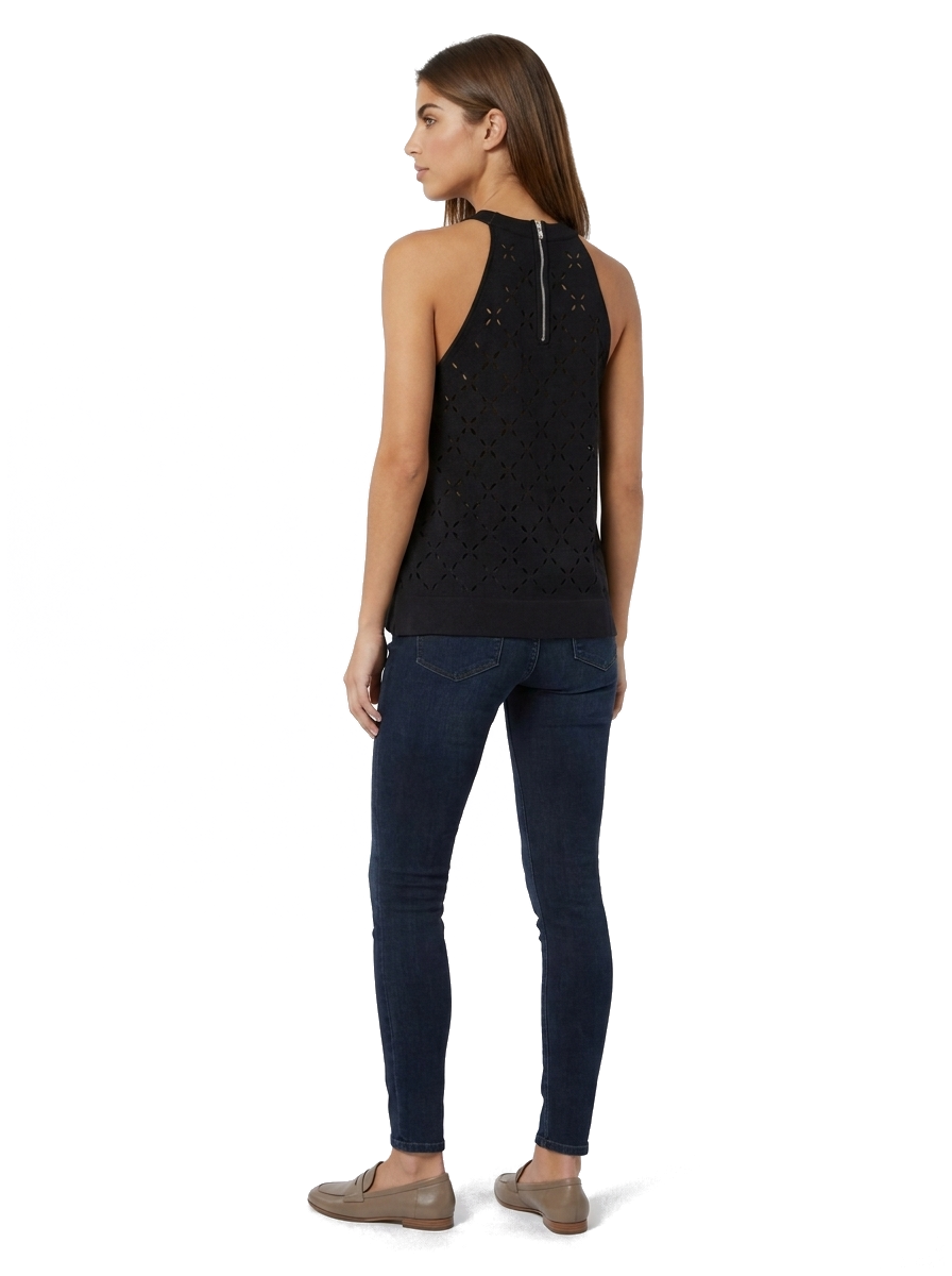 Emporio Armani Stricktop Schwarz mit Lochstrickmuster — on model