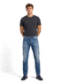 Emporio Armani Jeans Herrenjeans Straight Leg Blau Ausgeblichen — on model
