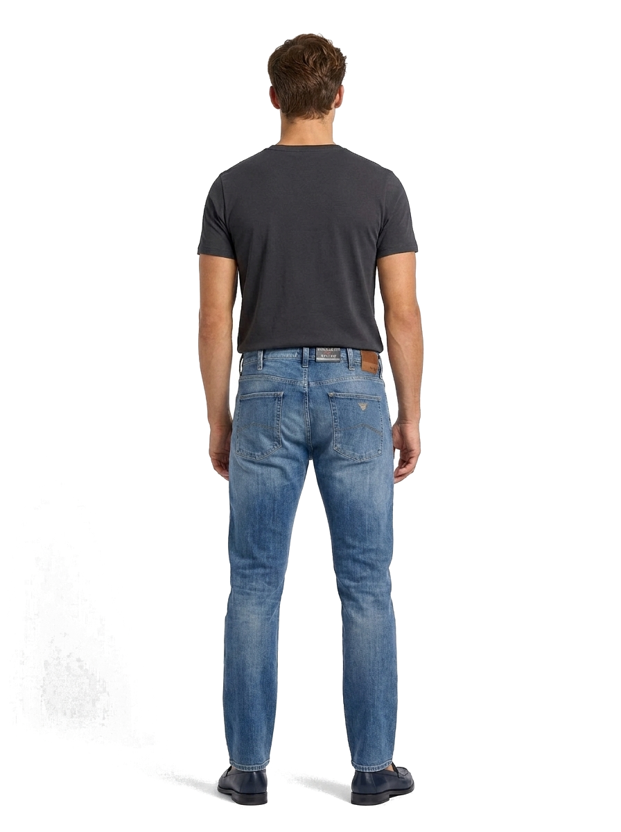 Emporio Armani Jeans Herrenjeans Straight Leg Blau Ausgeblichen — on model